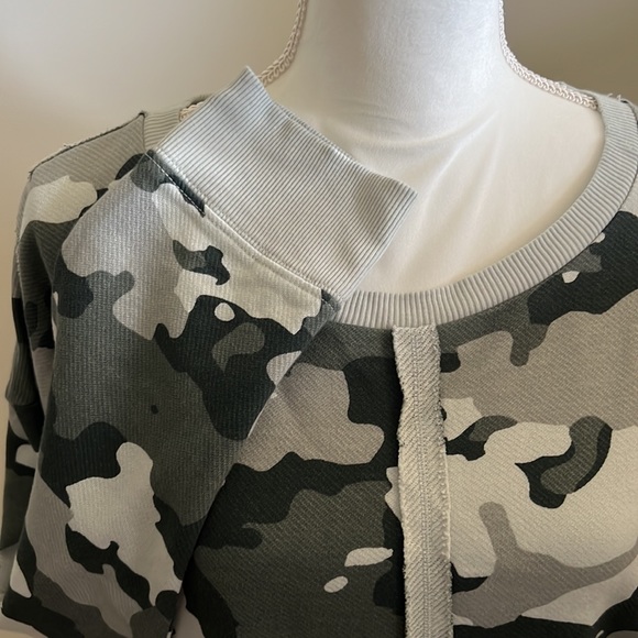 New but without tags Wonderly Grey Camo Raw Seam Pullover - Picture 4 of 9